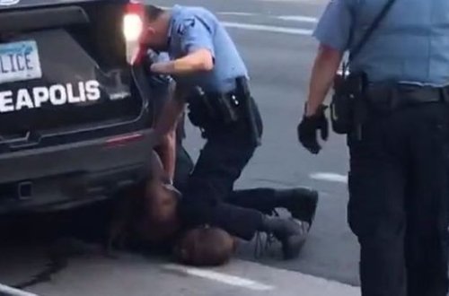 Полицейского, обвиняемого в убийстве Флойда, освободили под залог