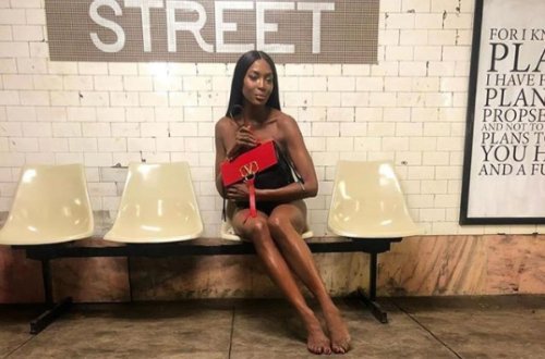 Naomi Kempbell metroda lüt soyundu - FOTO