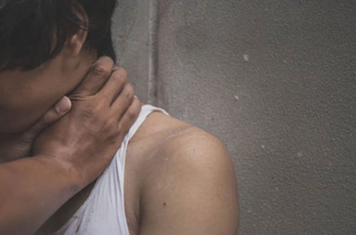 Doqquz yaşlı oğlanı mahnıya qulaq asdığına görə öldürüb hamamda doğradı - VİDEO