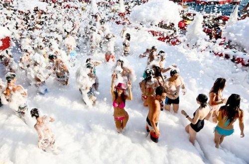 Karantin qaydalarına məhəl qoyulmadı: Sahildə köpüklü “parti” - VİDEO