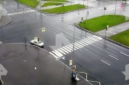 “Drift” edən sürücü səkiyə çıxaraq, işıq dirəyinə çırpıldı – ANBAAN VİDEO