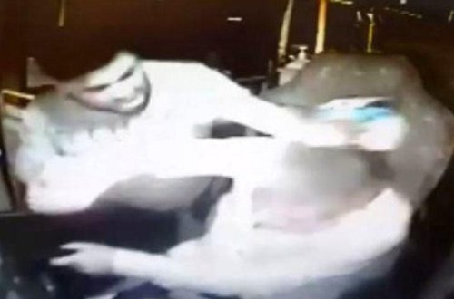 Sərnişindən maska taxmasını tələb edən avtobus sürücüsü amansızcasına döyüldü - VİDEO