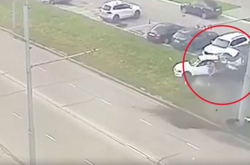 Qəza zamanı avtomobil iki yerə bölündü - VİDEO