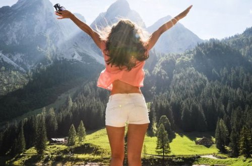 Şəkil çəkdirmək istəyərkən uçurumdan yıxılıb öldü