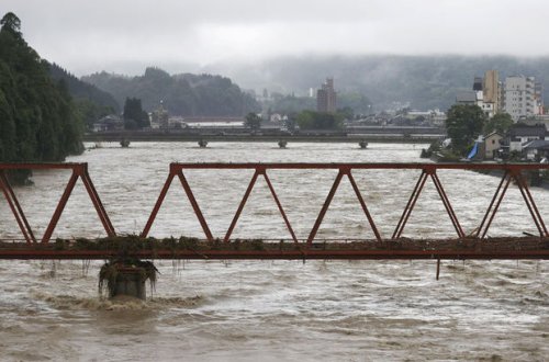 Из-за сильных ливней в Японии погибли десятки человек