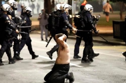 В Сербии введение комендантского часа вызвало беспорядки