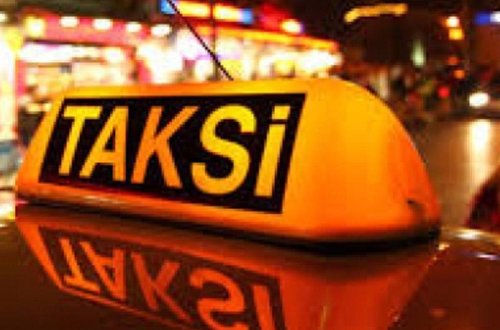 Uşaq taksiyə qusdu: sürücü gedişhaqqı 3 manat edən qadından 100 manat istədi - FOTO