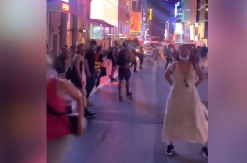 Maşını etiraz aksiyası keçirən insanların üstünə sürdü - VİDEO