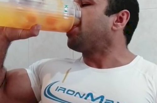 Azərbaycan çempionu birnəfəsə 30 çiy yumurtanı içdi - VİDEO