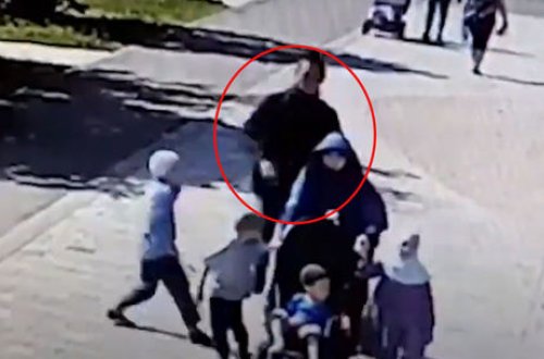 Parkda qadınlara yaxınlaşıb, onları səbəbsiz yerə döyməyə başladı – VİDEO