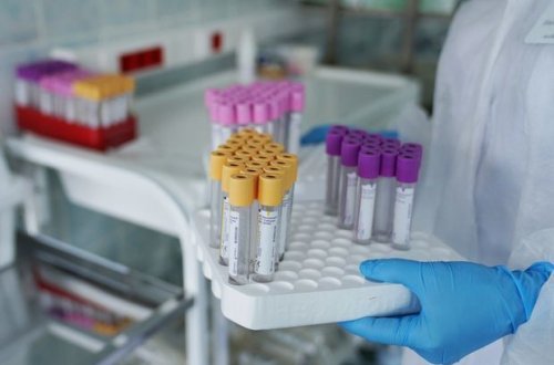 Üç uşağı ilə birlikdə koronavirusa yoluxan qadın xəstəxanaya yerləşdirildi - FOTO