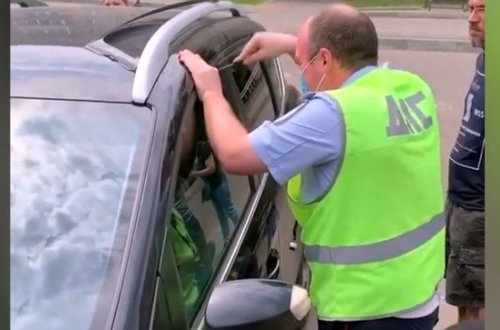 Maşının salonunda qapadılan fəhlənin halı pisləşdi - VİDEO