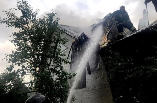 Azərbaycanlı gənclərin Rusiyadakı qəhrəmanlığı: Yanan binaya girib yatan şəxsi xilas etdilər - FOTO