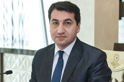 İlham Əliyevin köməkçisi sözünün üstündə durdu: Avtobus kartını göstərdi (FOTO)