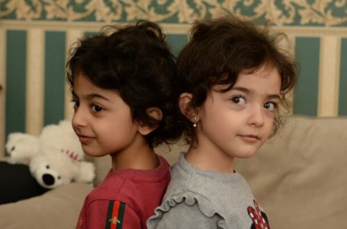 Əkizlər Prezidenti belə qucaqladılar - Azərbaycanda - VİDEO