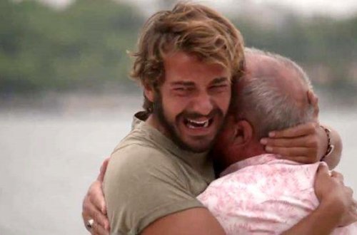 Ata hər kəsin gözü önündə 24 yaşlı oğlunun dizindəki yaraları öpdü - FOTO