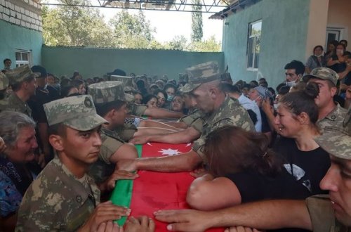 Azərbaycan şəhidi ilə vidalaşır - FOTO/VİDEO