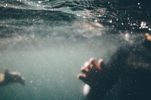 Girdman çayında azyaşlını xilas edən gənc qız boğulma təhlükəsi ilə üzləşdi