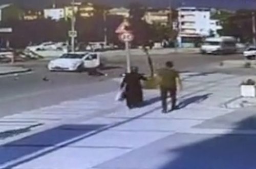 Elektrik velosipedi minik avtomobili ilə toqquşdu – ANBAAN VİDEO