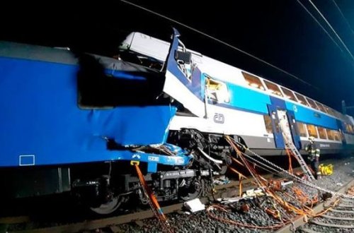 Çexiyada yük və sərnişin qatarları toqquşdu