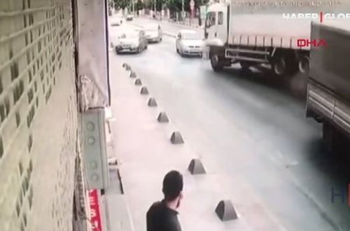 Yük maşını ağır qəza törətdi, dörd nəfər yaralandı - VİDEO