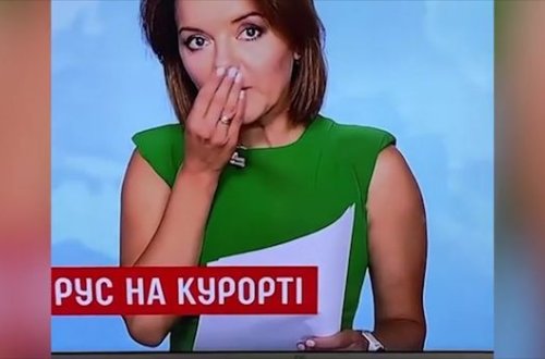 Aparıcının canlı yayımda dişi düşdü - VİDEO