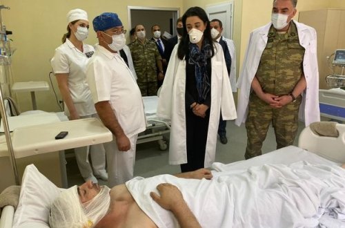 Ombudsman cəbhədə yaralanan hərbçilərimizə baş çəkdi - FOTO