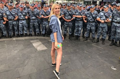 Qadın jurnalisti məhkəmədə soyunmağa məcbur etdilər