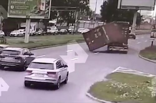 Yük maşınının konteyneri avtomobillərin intensiv hərəkət etdiyi yola düşdü – ANBAAN VİDEO