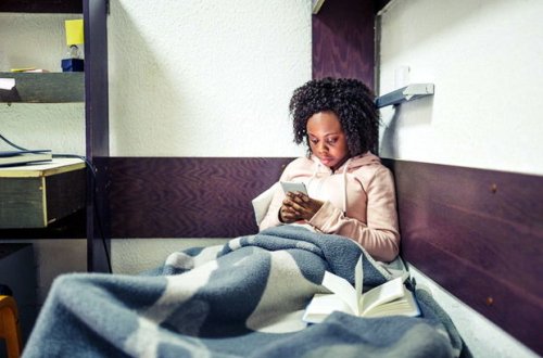 Məktəbli qız ev tapşırığını yerinə yetirmədiyi üçün həbs olundu - FOTO