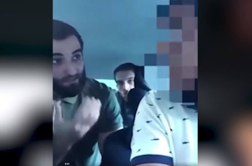 Taksi sürücüsünü söyüş söyməmə barədə xəbərdarlığına görə döydülər - VİDEO