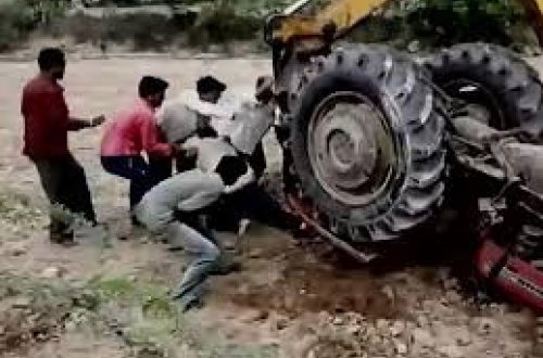 Zorlandığı üçün polisə şikayət edən qızın üstündən traktorla keçdi - FOTO