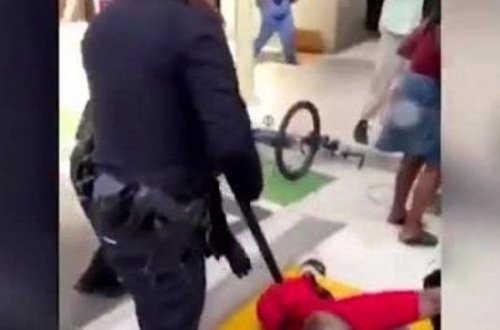 Полицейские в США избили инвалида-колясочника на митинге - ВИДЕО