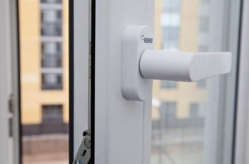 İki yaşlı uşaq beşinci mərtəbədən yıxıldı və sağ qaldı