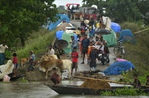Число жертв наводнений в Индии достигло 100