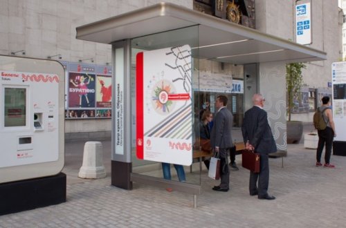 В Москве автобус врезался в остановку