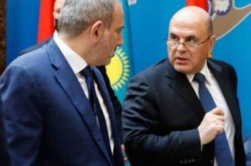 Paşinyan Minskdə necə vurnuxub, hər qabağına keçənə nə danışıb...