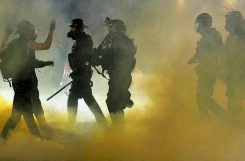 SON DƏQİQƏ: Etirazçılar məhkəmə binasını yandırdılar