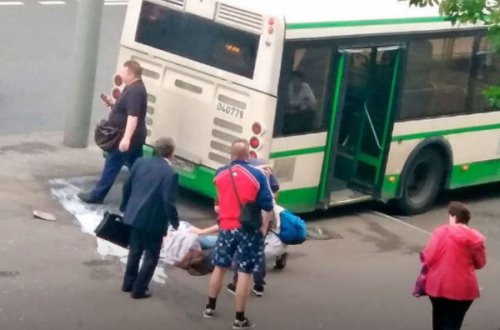 Avtobus dayanacağa girdi: Ölən və yaralananlar var - ANBAAN GÖRÜNTÜ