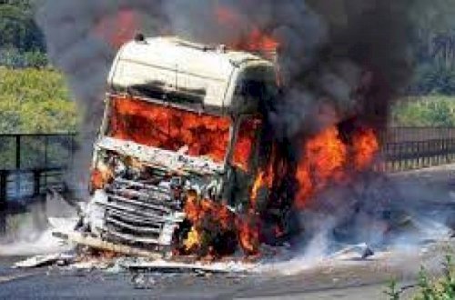 Azərbaycanda yük maşını yandı: 20 ton ipək məhv oldu