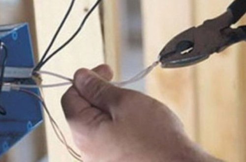 Qohumunun evinə elektrik çəkmək istəyərkən öldü