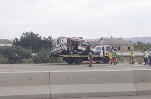 Təcili yardım maşını yük avtomobili ilə toqquşdu - FOTO