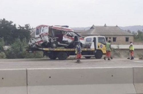 В Азербайджане машина скорой помощи столкнулась с грузовиком – ФОТО
