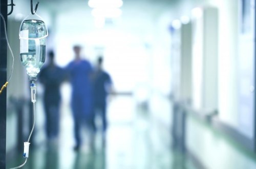 В Баку молодого человека ранили ножом