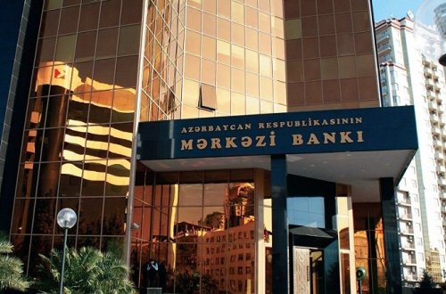 Bağlanan bankların əmanətçiləri Mərkəzi Bankın qarşısında etiraz aksiyası keçirir