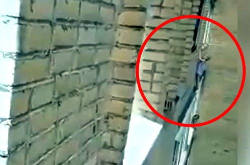 Eyvandan sallanan uşaq son anda xilas edildi - VİDEO