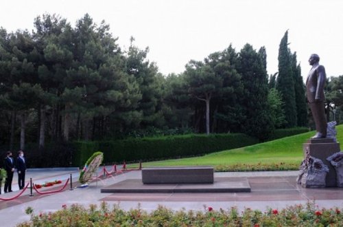 Представители СМИ Азербайджана посетили в Аллее почетного захоронения могилу Гейдара Алиева - ФОТО