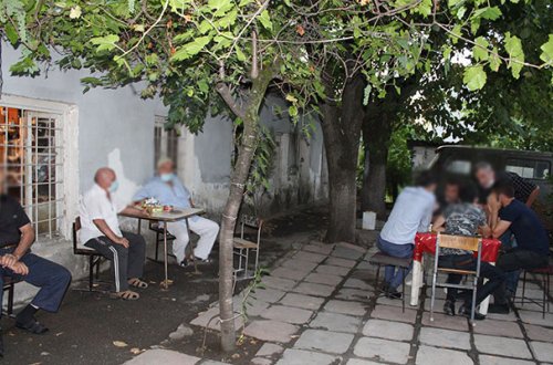 В Азербайджане чайхана принимала посетителей в нарушение карантина - ФОТО