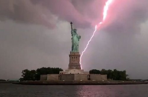 ABŞ-da Azadlıq heykəlini ildırım vurdu - ANBAAN VİDEO