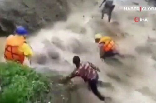 Güclü sel çayı motosikletlə keçmək istəyən kişini apardı - VİDEO